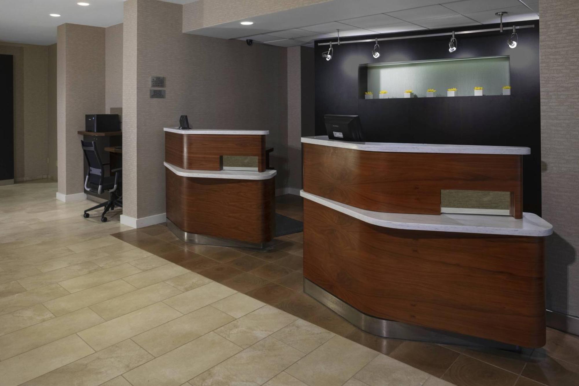 Courtyard Indianapolis Northwest Hotel Exterior photo